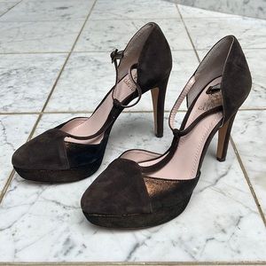 Vince Camuto Akido Platform T-Strap. Brown suede with gold/brown fabric